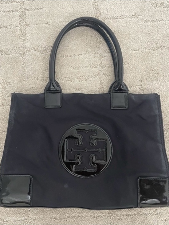 Handbags - TORY BURCH ELLA TOTE
•BLACK LOGO
•SHOULDER PURSE
•NYLON PATENT TRIM
